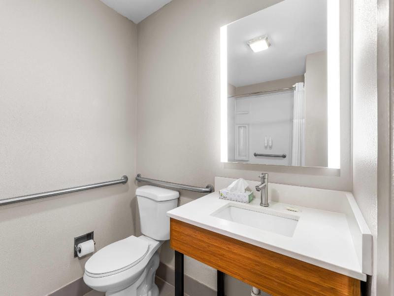 Days Inn & Suites by Wyndham Ridgeland image