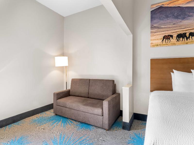 Days Inn & Suites by Wyndham Ridgeland image