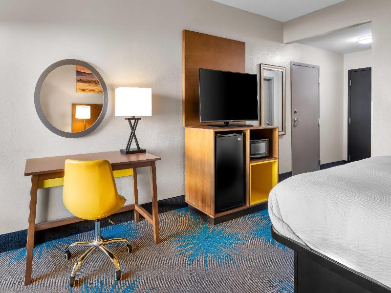 Days Inn & Suites by Wyndham Ridgeland image