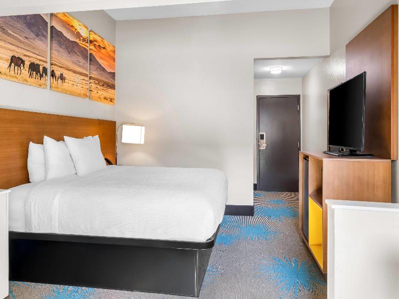 Days Inn & Suites by Wyndham Ridgeland image