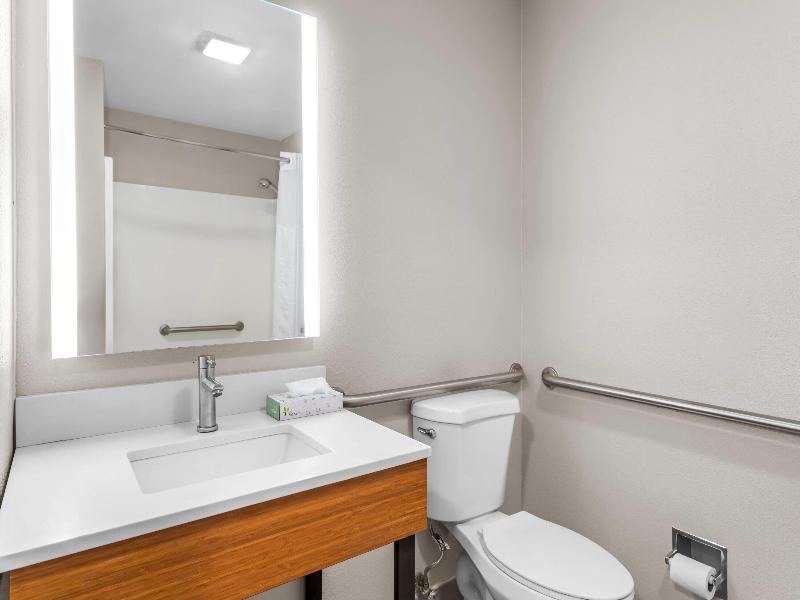 Days Inn & Suites by Wyndham Ridgeland image