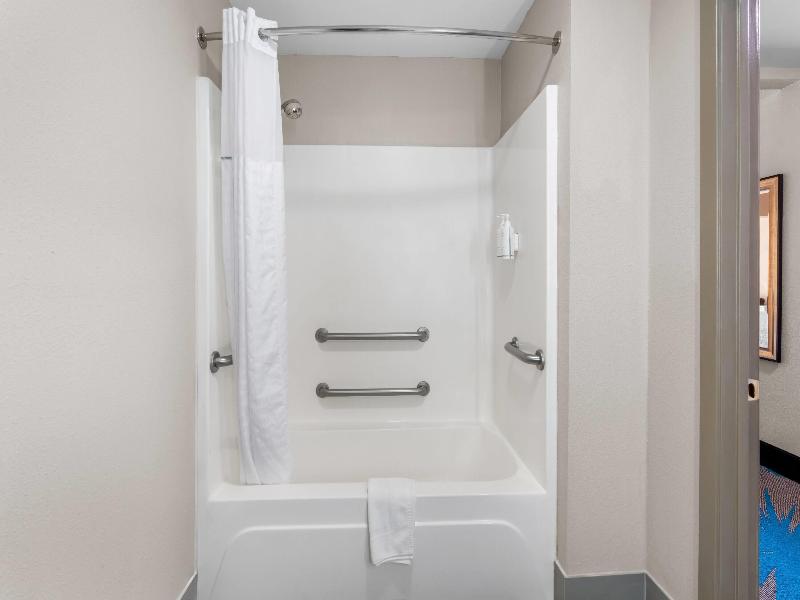 Days Inn & Suites by Wyndham Ridgeland image