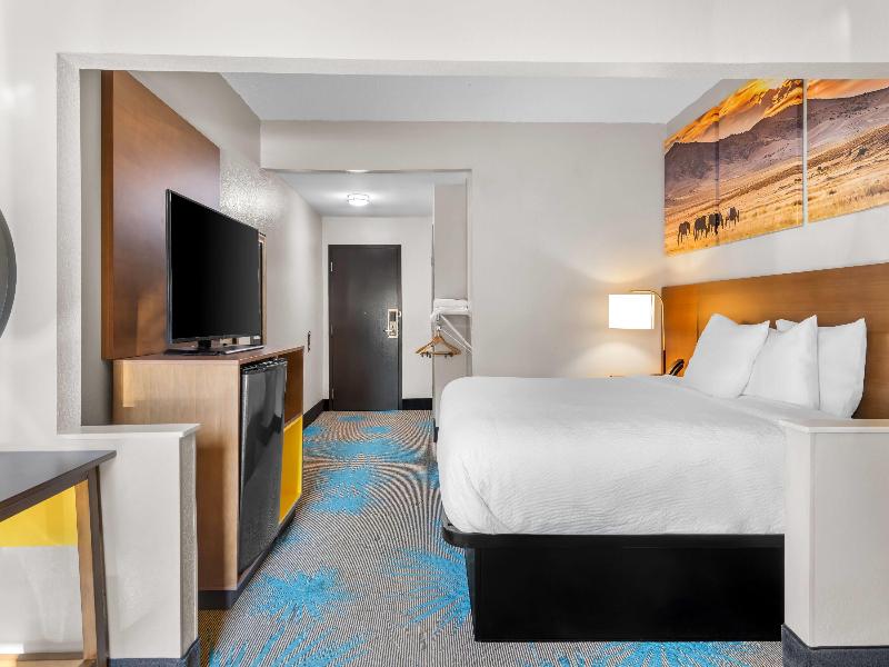 Days Inn & Suites by Wyndham Ridgeland image
