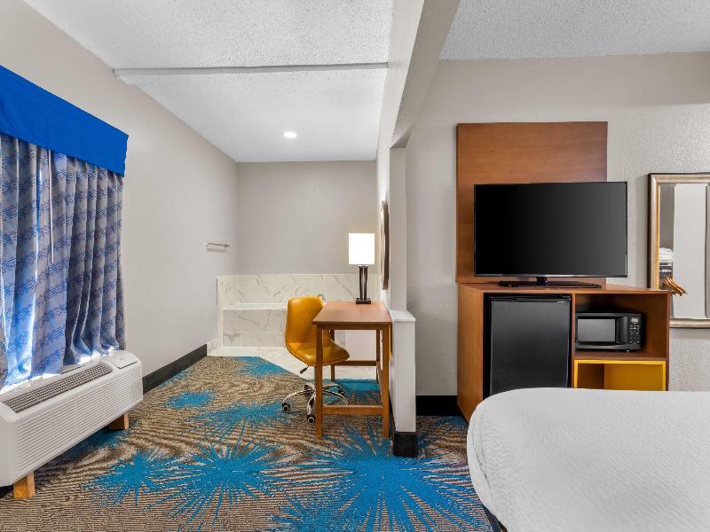 Days Inn & Suites by Wyndham Ridgeland image