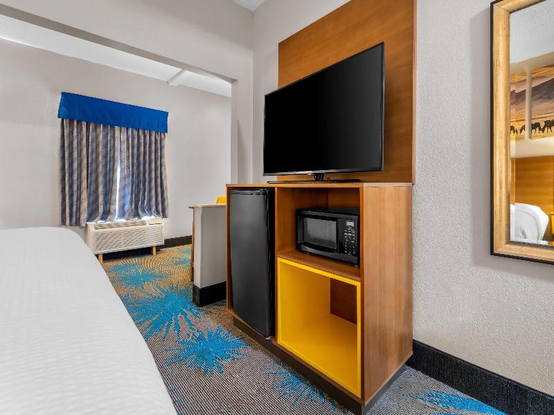 Days Inn & Suites by Wyndham Ridgeland image