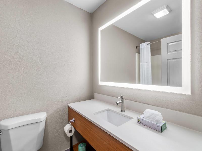Days Inn & Suites by Wyndham Ridgeland image