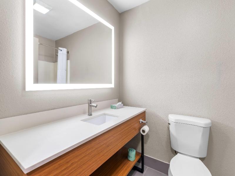 Days Inn & Suites by Wyndham Ridgeland image