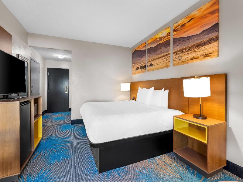 Days Inn & Suites by Wyndham Ridgeland image