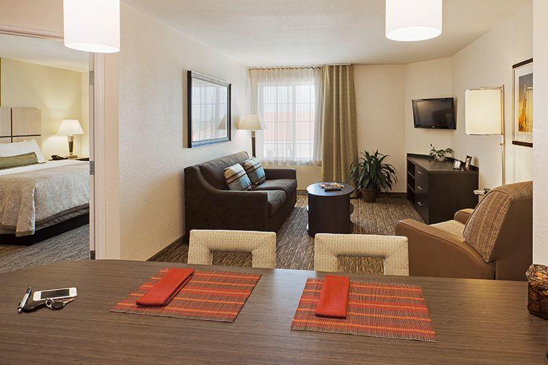 Candlewood Suites Pearl 4
