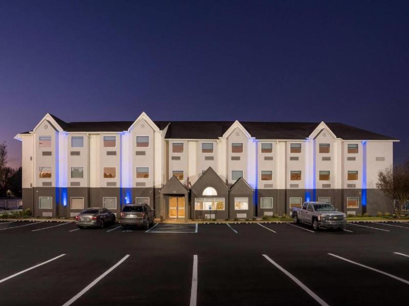 Days Inn & Suites by Wyndham Brandon Amphitheater