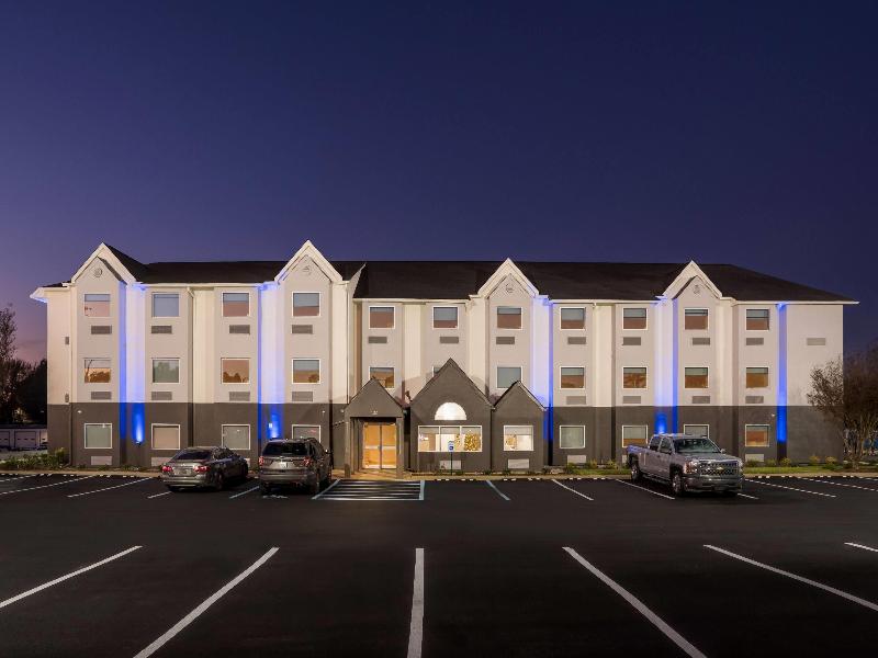 Days Inn & Suites by Wyndham Brandon Amphitheater