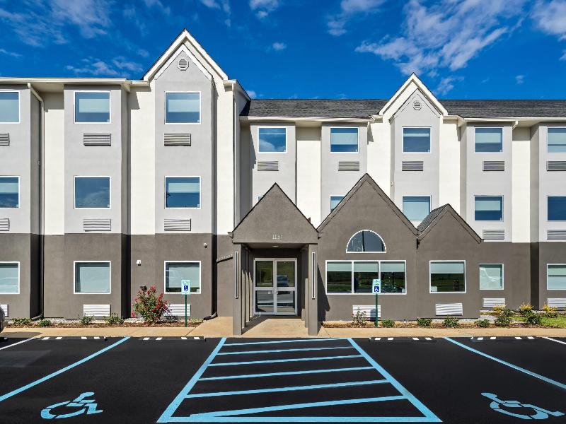 Days Inn & Suites by Wyndham Brandon Amphitheater