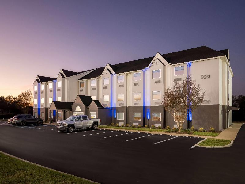 Days Inn & Suites by Wyndham Brandon Amphitheater