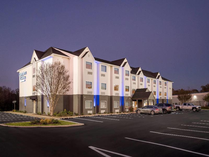 Days Inn & Suites by Wyndham Brandon Amphitheater
