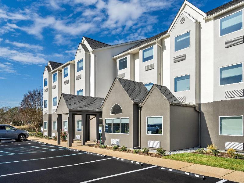 Days Inn & Suites by Wyndham Brandon Amphitheater