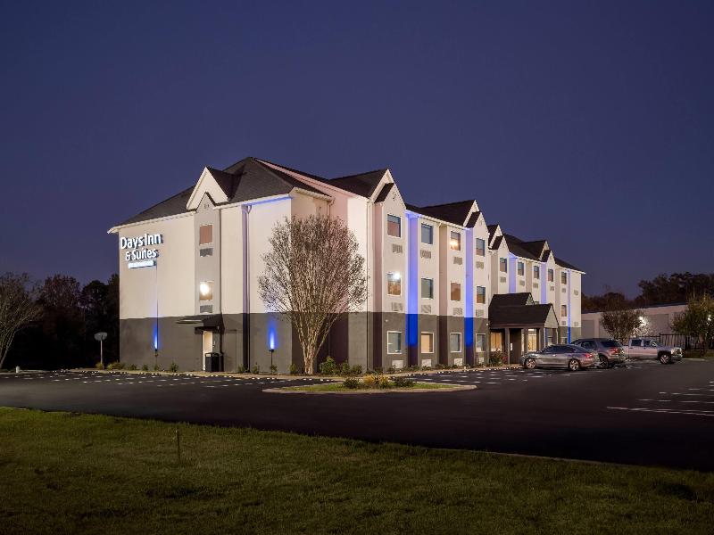 Days Inn & Suites by Wyndham Brandon Amphitheater