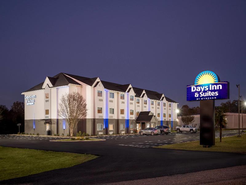Days Inn & Suites by Wyndham Brandon Amphitheater