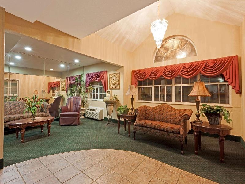 Days Inn & Suites by Wyndham Brandon Amphitheater