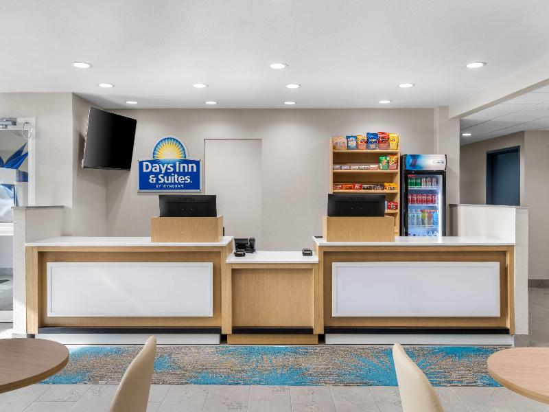 Days Inn & Suites by Wyndham Brandon Amphitheater