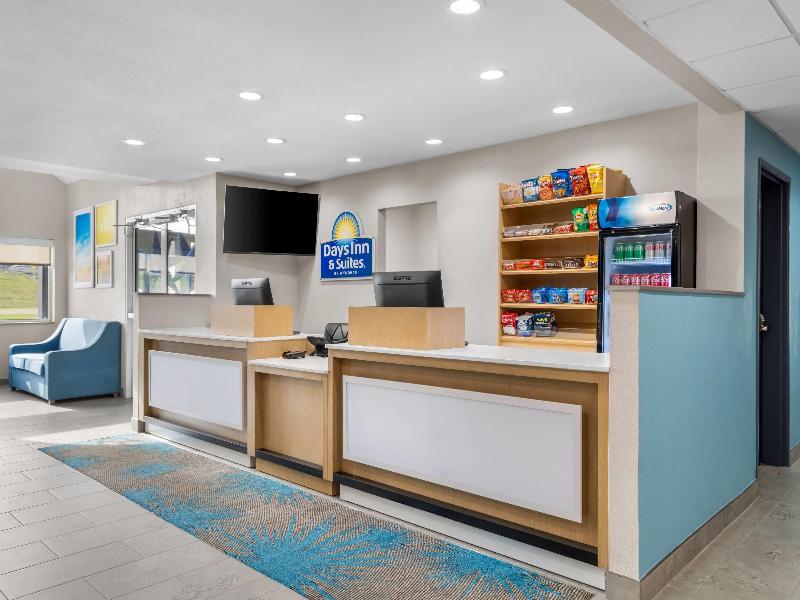 Days Inn & Suites by Wyndham Brandon Amphitheater