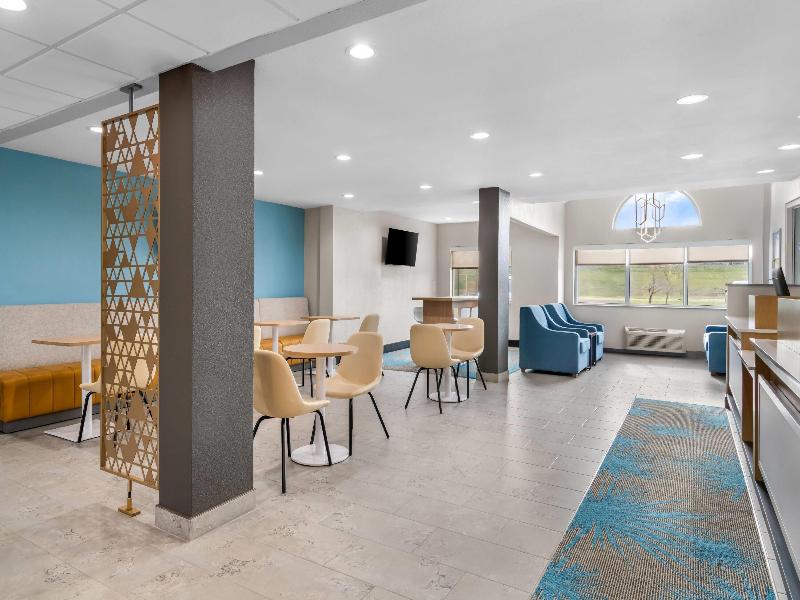 Days Inn & Suites by Wyndham Brandon Amphitheater
