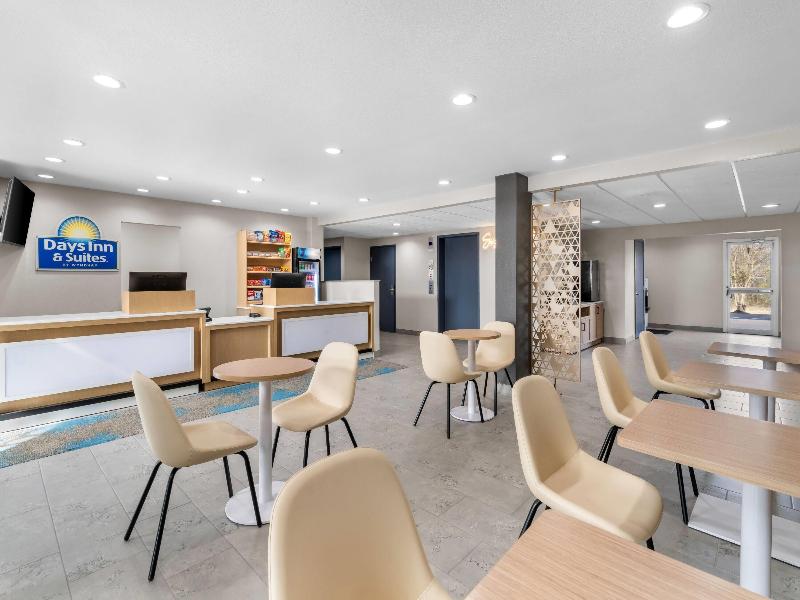 Days Inn & Suites by Wyndham Brandon Amphitheater