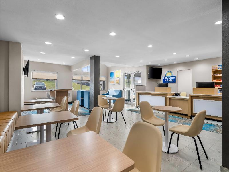 Days Inn & Suites by Wyndham Brandon Amphitheater