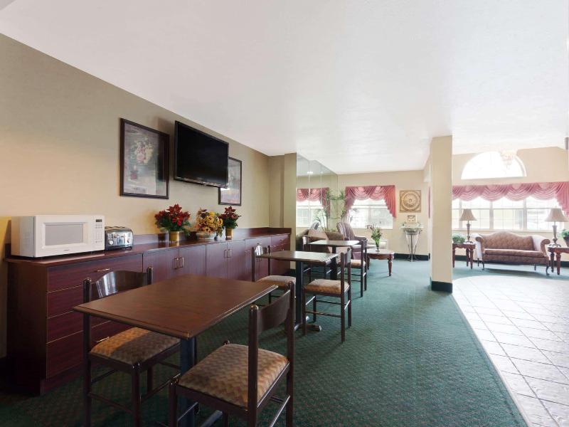 Days Inn & Suites by Wyndham Brandon Amphitheater