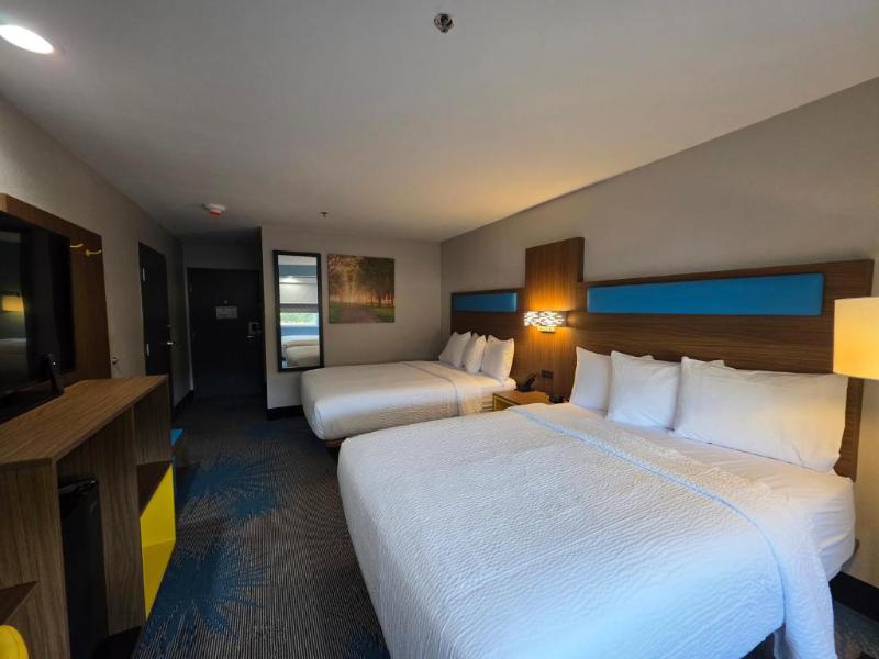 Days Inn & Suites by Wyndham Brandon Amphitheater — photo 16