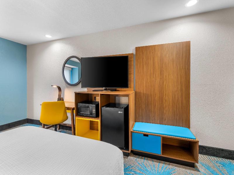 SUITE TWO QUEEN BEDS NON SMOKING — photo 4
