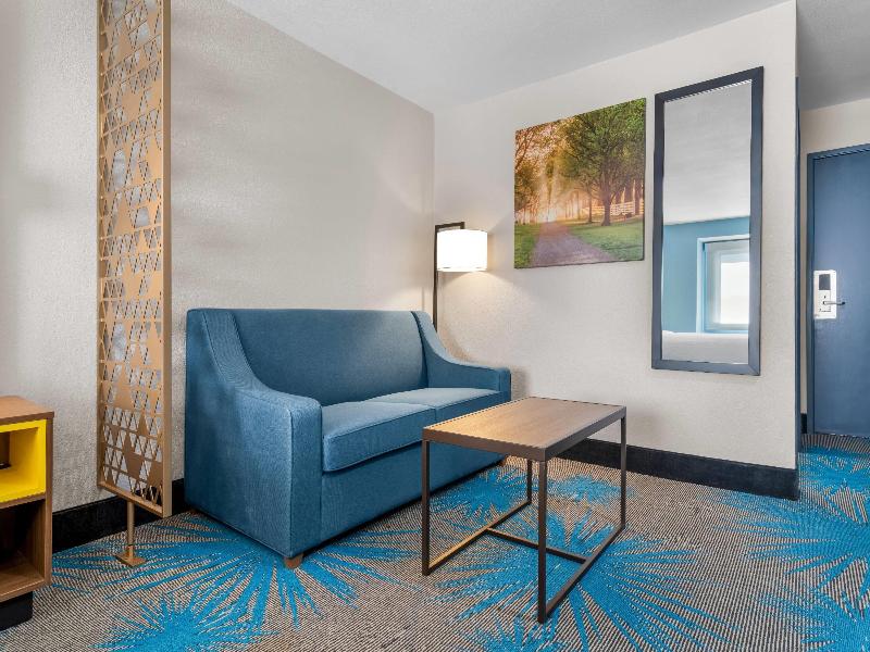 SUITE KING BED NON SMOKING