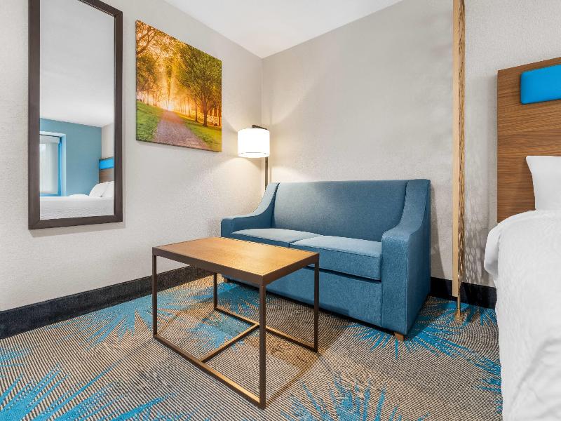 Days Inn & Suites by Wyndham Brandon Amphitheater