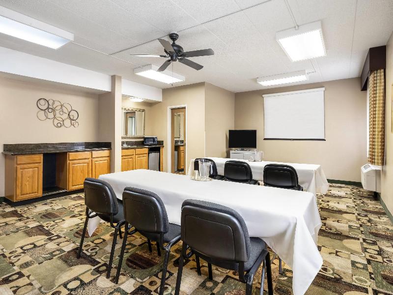 Baymont by Wyndham Janesville image