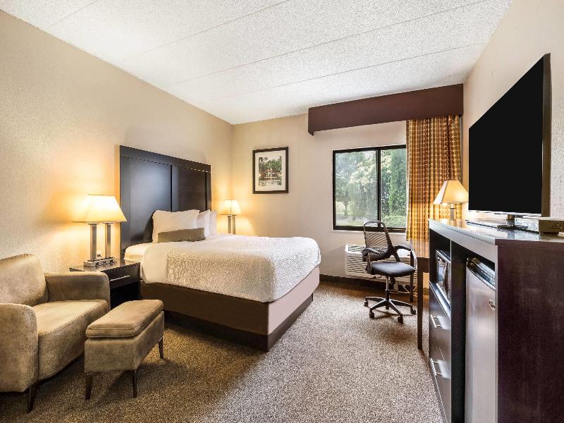 Baymont by Wyndham Janesville image