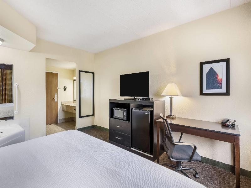 Baymont by Wyndham Janesville image
