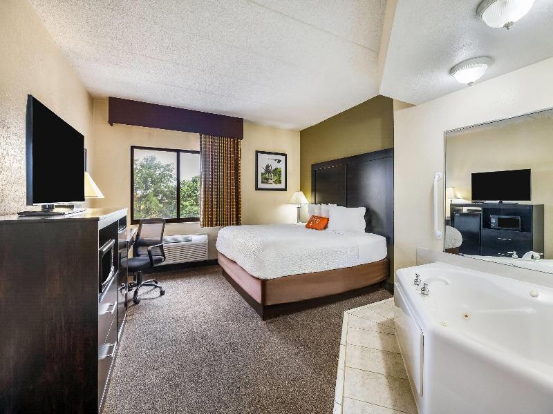 Baymont by Wyndham Janesville image