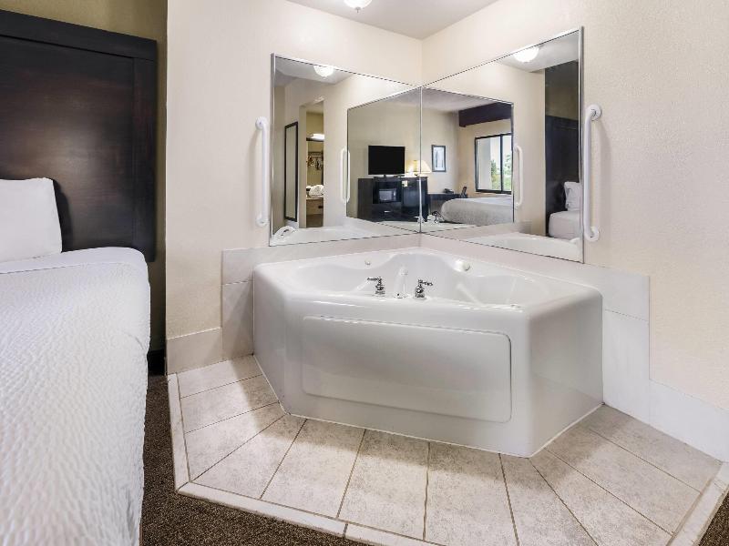 Baymont by Wyndham Janesville image
