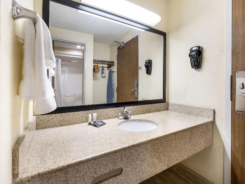 Baymont by Wyndham Janesville image