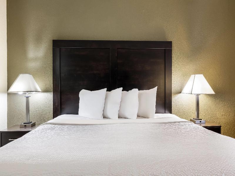 Baymont by Wyndham Janesville image