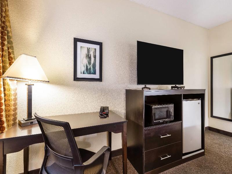 Baymont by Wyndham Janesville image