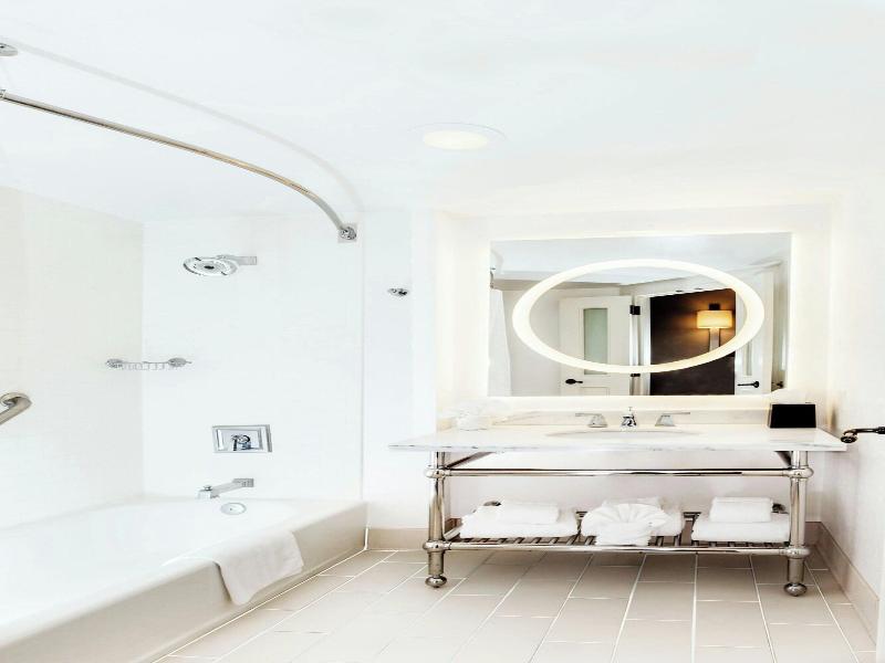 DOUBLE CLUB TWO QUEEN BEDS