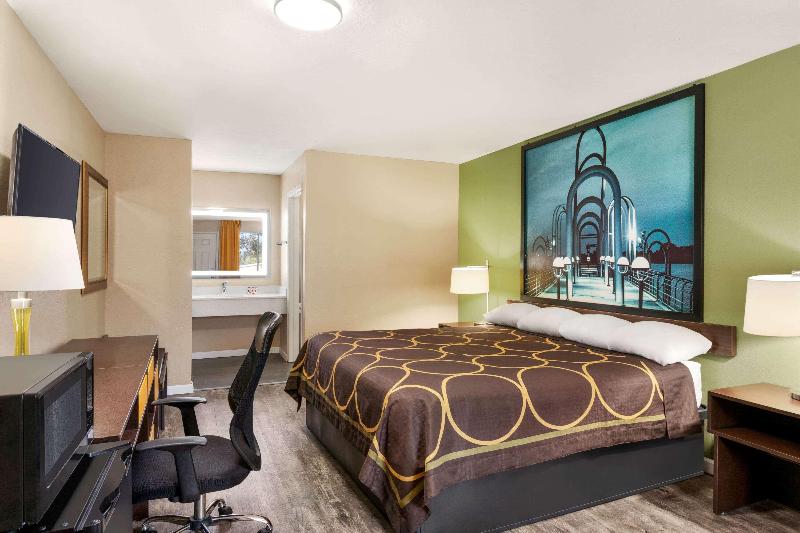 Super 8 by Wyndham Brookhaven