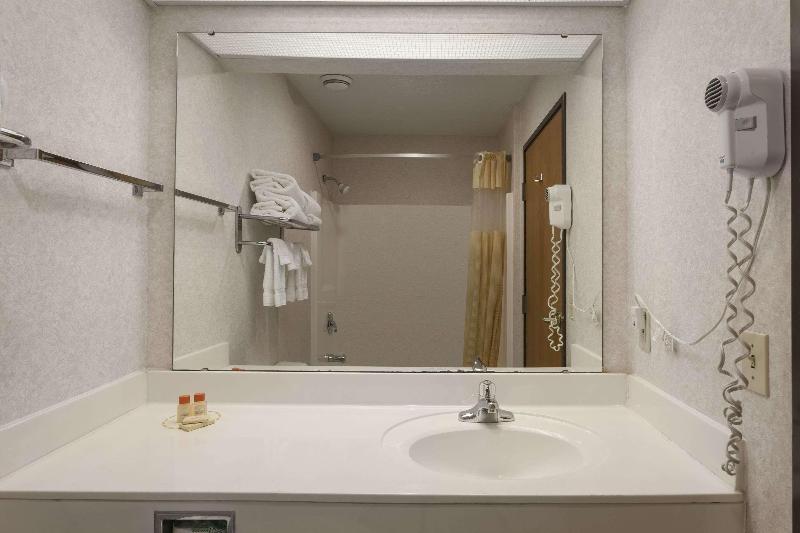 Days Inn by Wyndham Jefferson City image