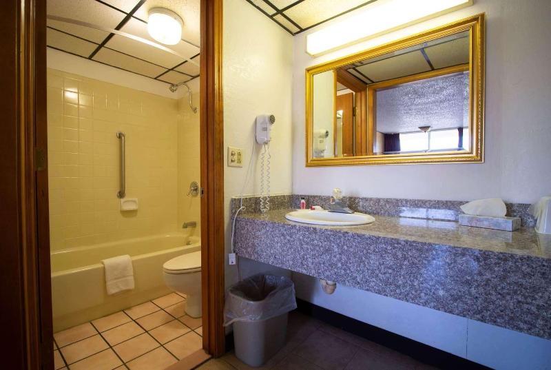Days Inn by Wyndham Clinton OK image