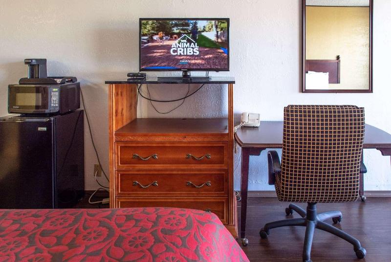 Days Inn by Wyndham Clinton OK image