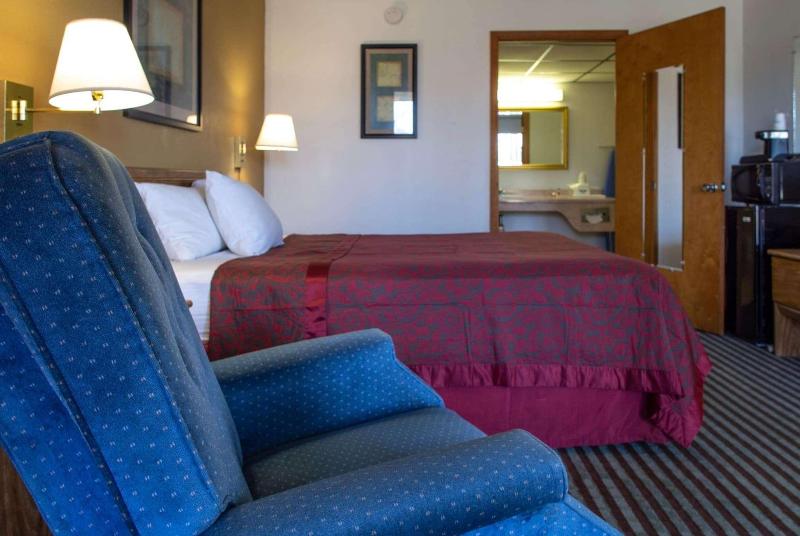 Days Inn by Wyndham Clinton OK image