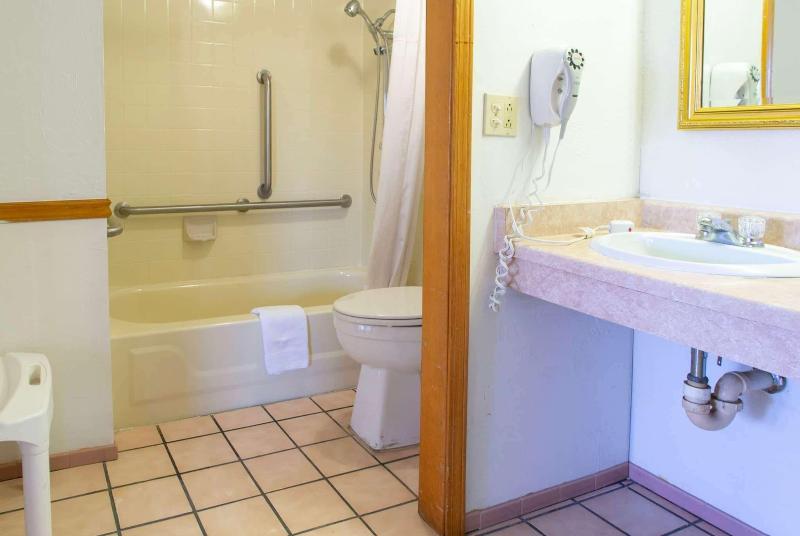 Days Inn by Wyndham Clinton OK image
