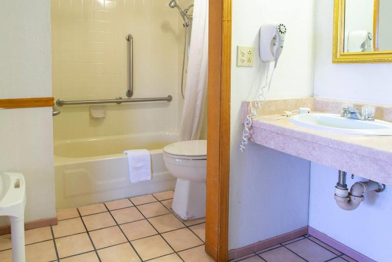 Days Inn by Wyndham Clinton OK image
