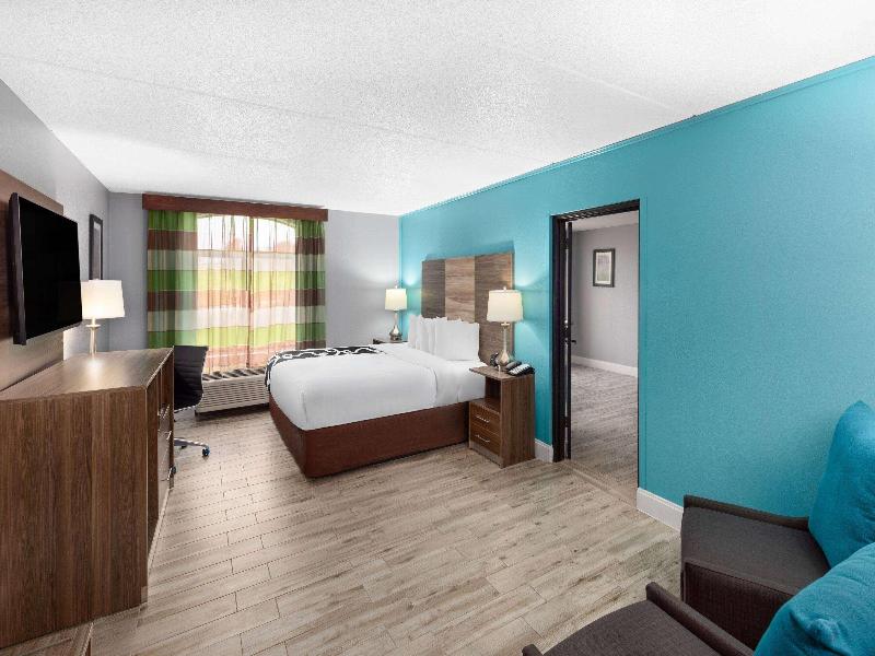 SUITE KING BED NON SMOKING