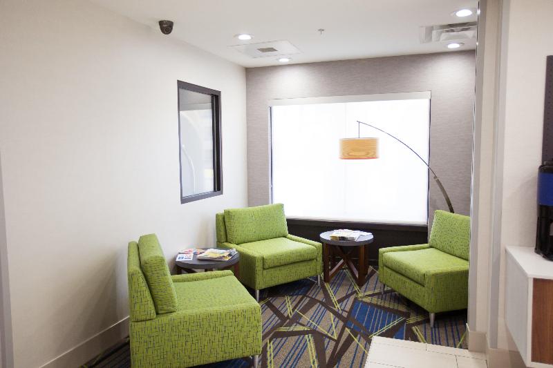 Holiday Inn Express Hotel & Suites Knoxville-Farra